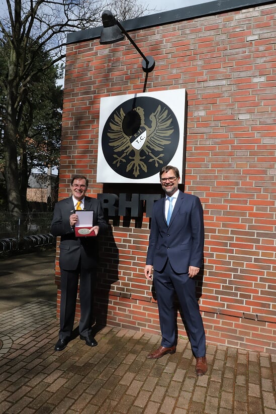 Thomas Linnekogel und Tobias Streckel (2. Vors.) mit der Sportplakette des Bundespräsidenten