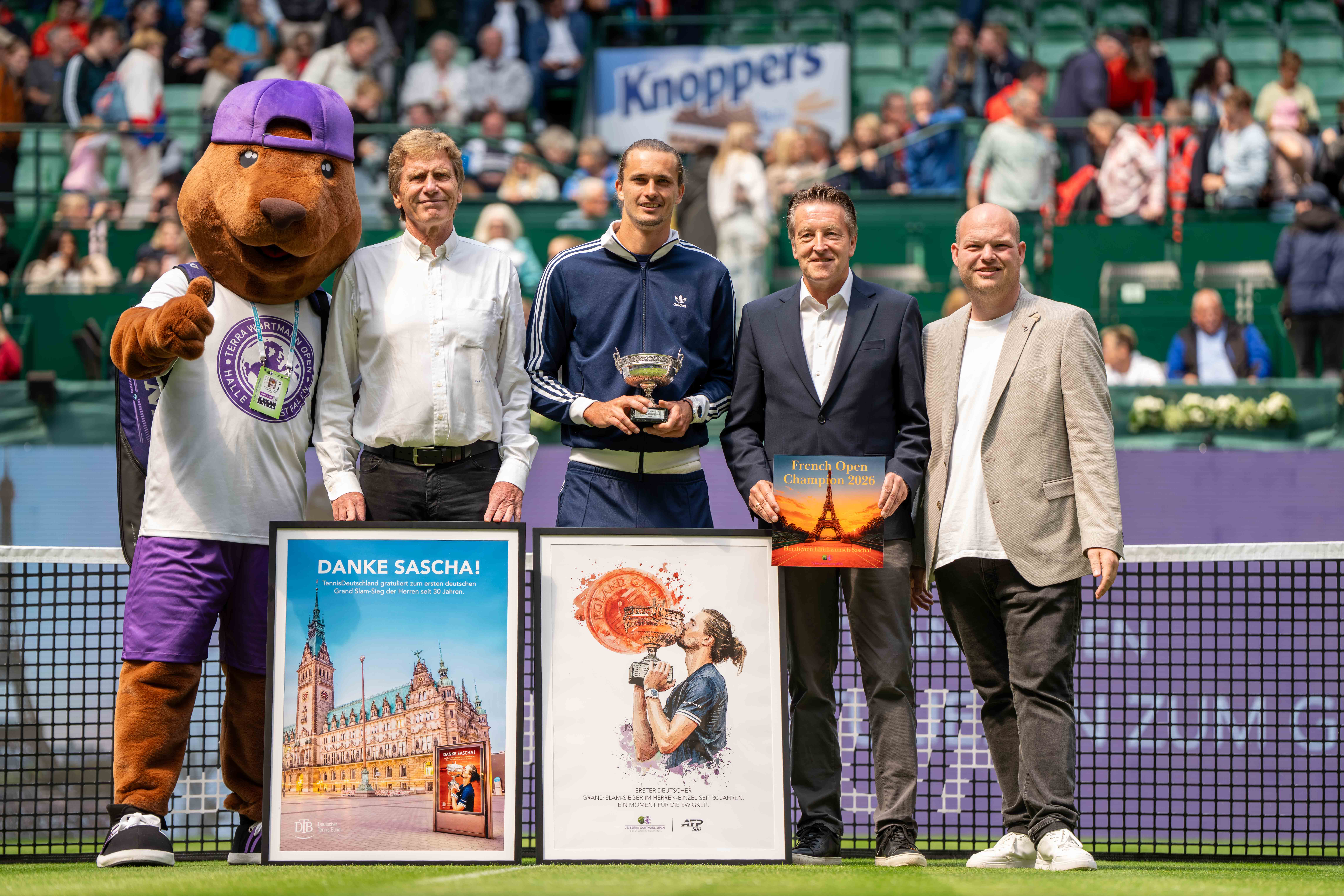 Maskottchen Sunny the Capybara, Dietloff von Arnim (DTB-Präsident), Alexander Zverev, Ralf Weber (TWO-Turnierdirektor), Sven Wortmann (geschäftsführender Gesellschafter der heristo-arena)